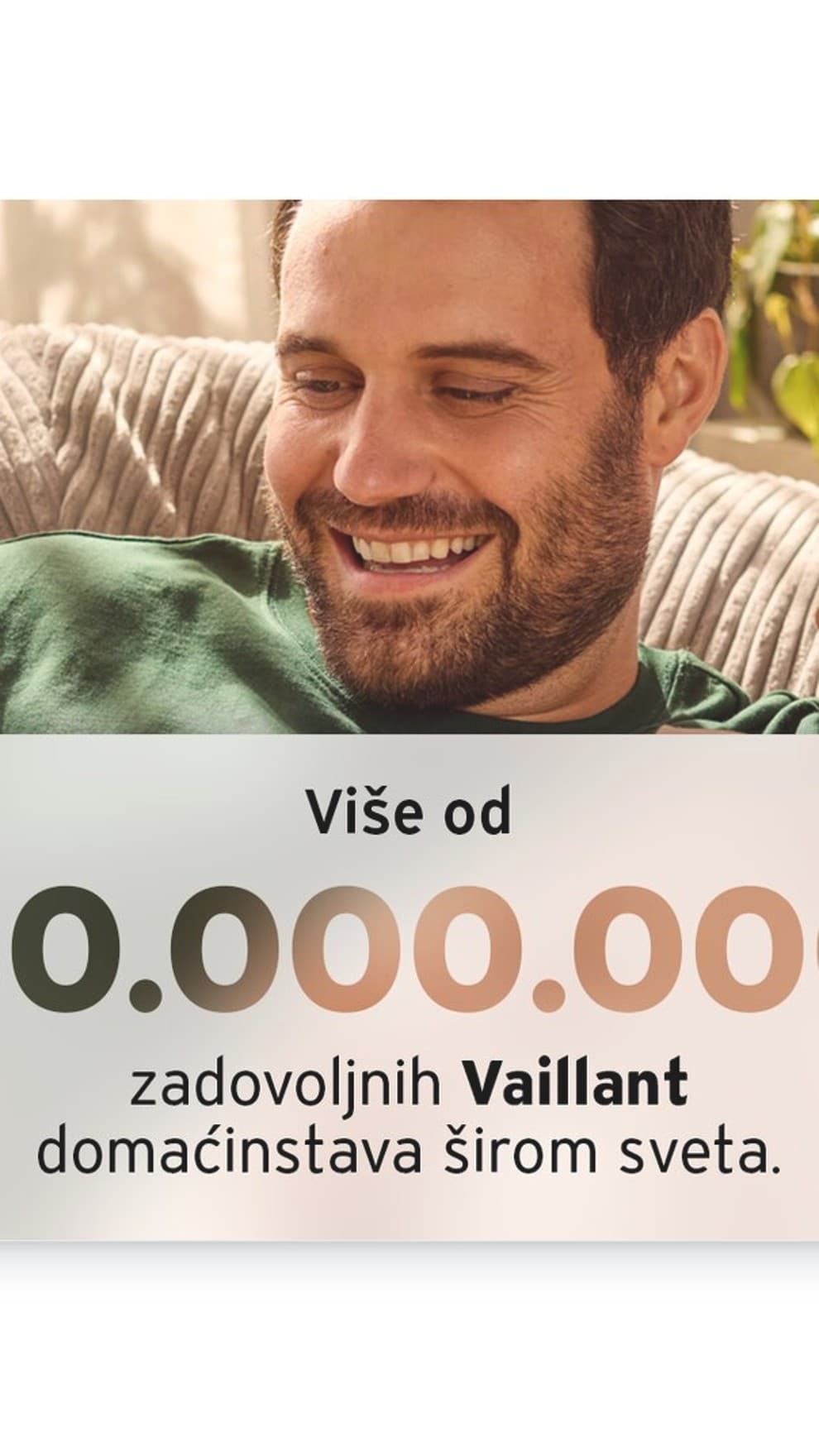 Par koji sedi napolju ispred toplotne pumpe
