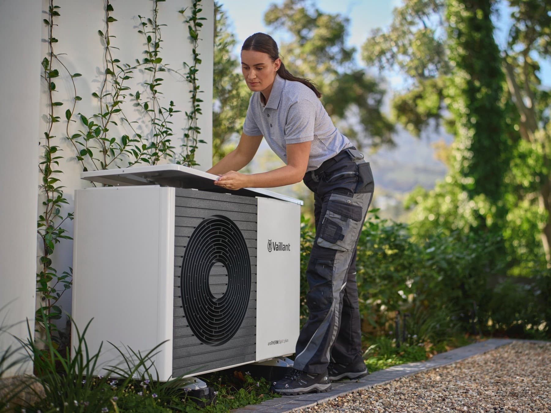 Instalater koji održava toplinske pumpe